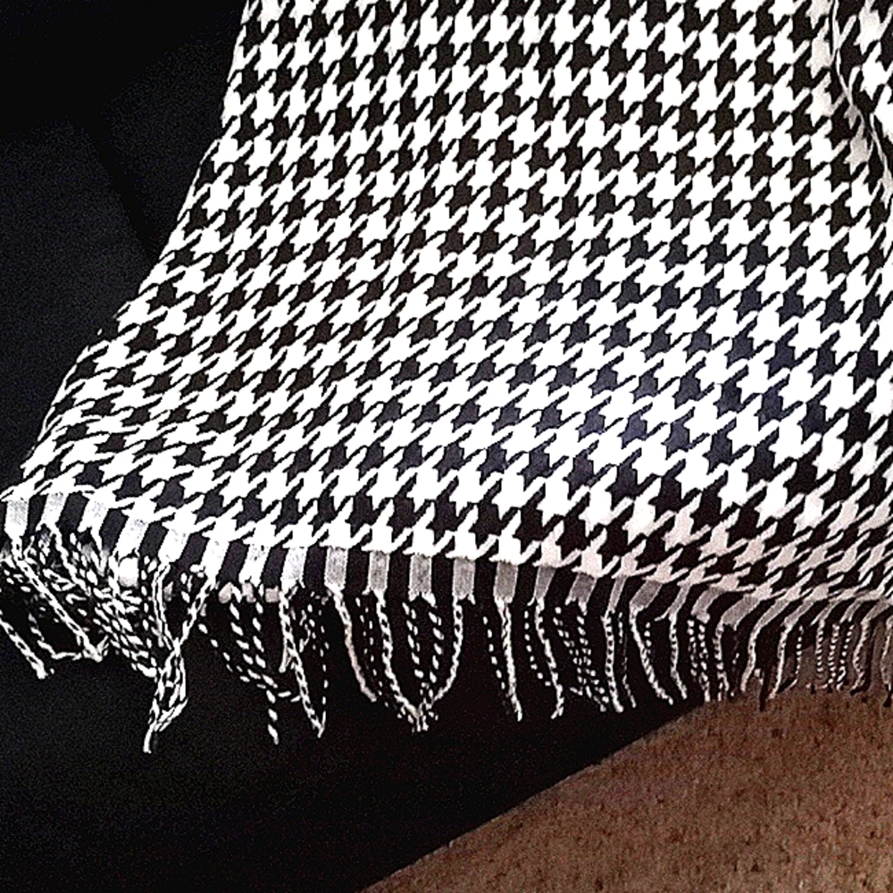Shawl, Houndstooth, V open